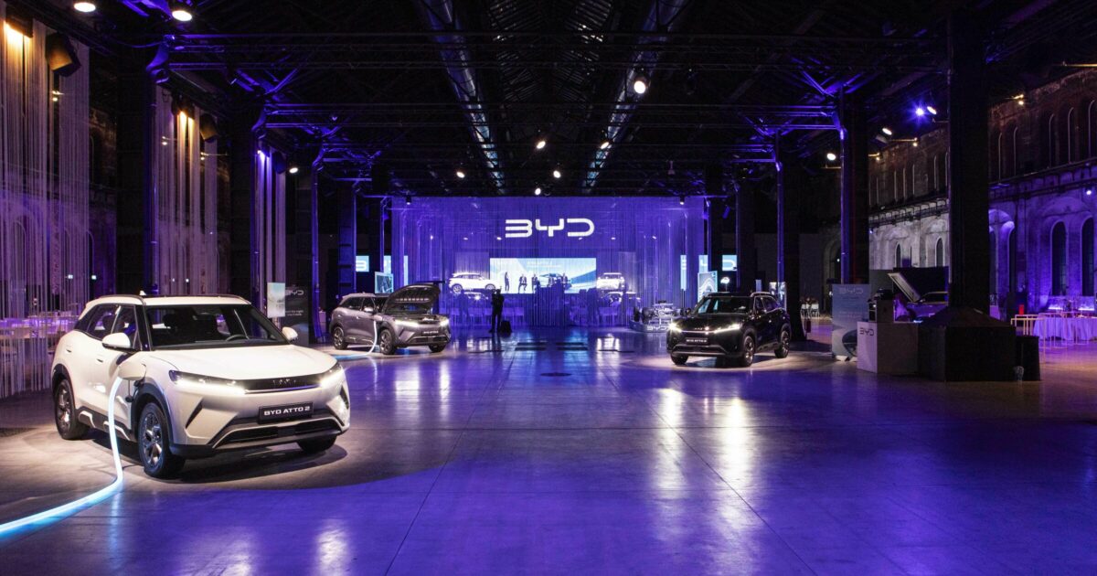 Storico sorpasso in Europa, la cinese Byd vende più auto elettriche di Tesla Storico sorpasso in Europa, la cinese Byd vende più auto elettriche di Tesla
