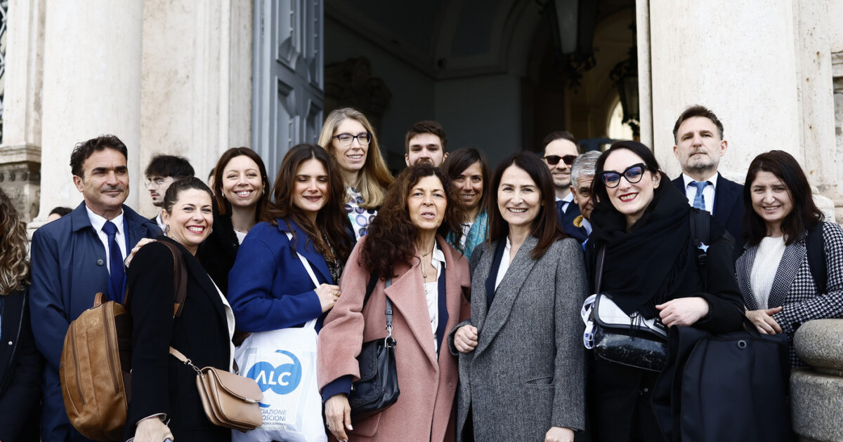Procreazione assistita, la Consulta mantiene il divieto per le single. Ma apre all’intervento del Parlamento Procreazione assistita, la Consulta mantiene il divieto per le single. Ma apre all’intervento del Parlamento