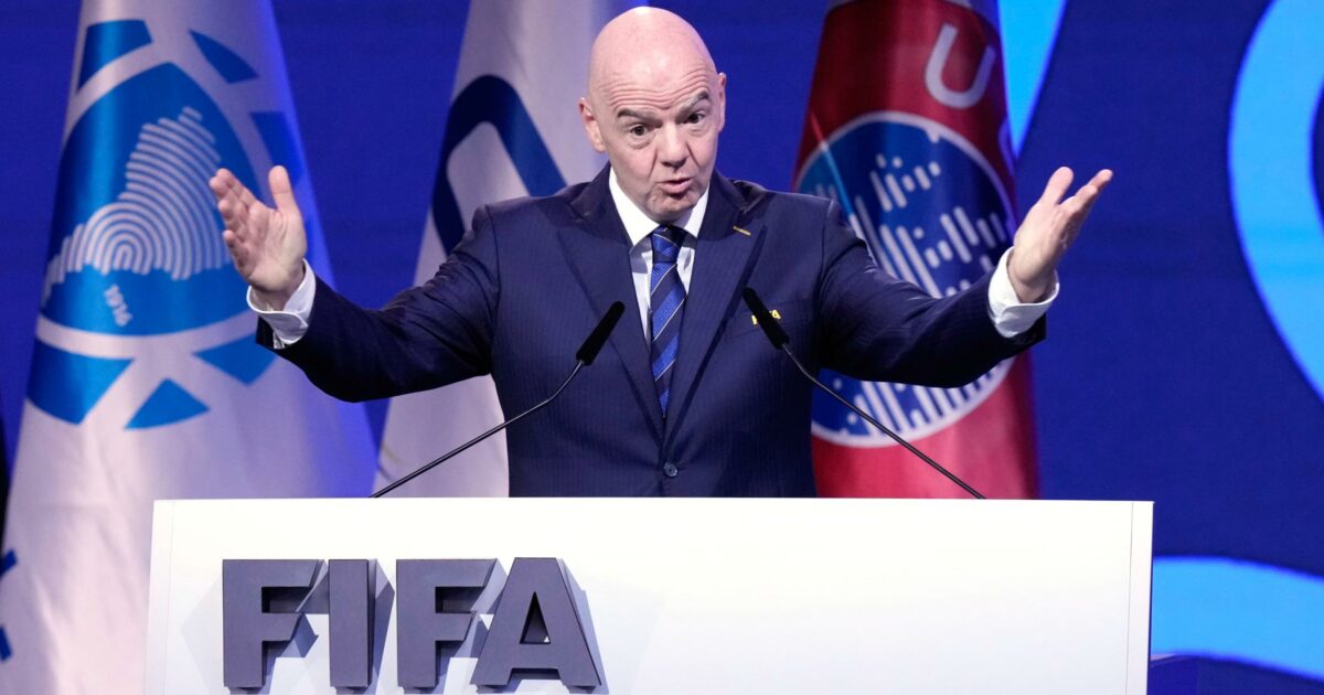 infantino ha fatto arrabbiare il calcio europeo il tour con trump e i mondiali all arabia ora è guerra tra fifa e uefa