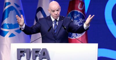 Copertina di Infantino ha fatto arrabbiare il calcio europeo: il tour con Trump e i mondiali all’Arabia, ora è guerra tra Fifa e Uefa