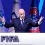 Copertina di Infantino ha fatto arrabbiare il calcio europeo: il tour con Trump e i mondiali all’Arabia, ora è guerra tra Fifa e Uefa
