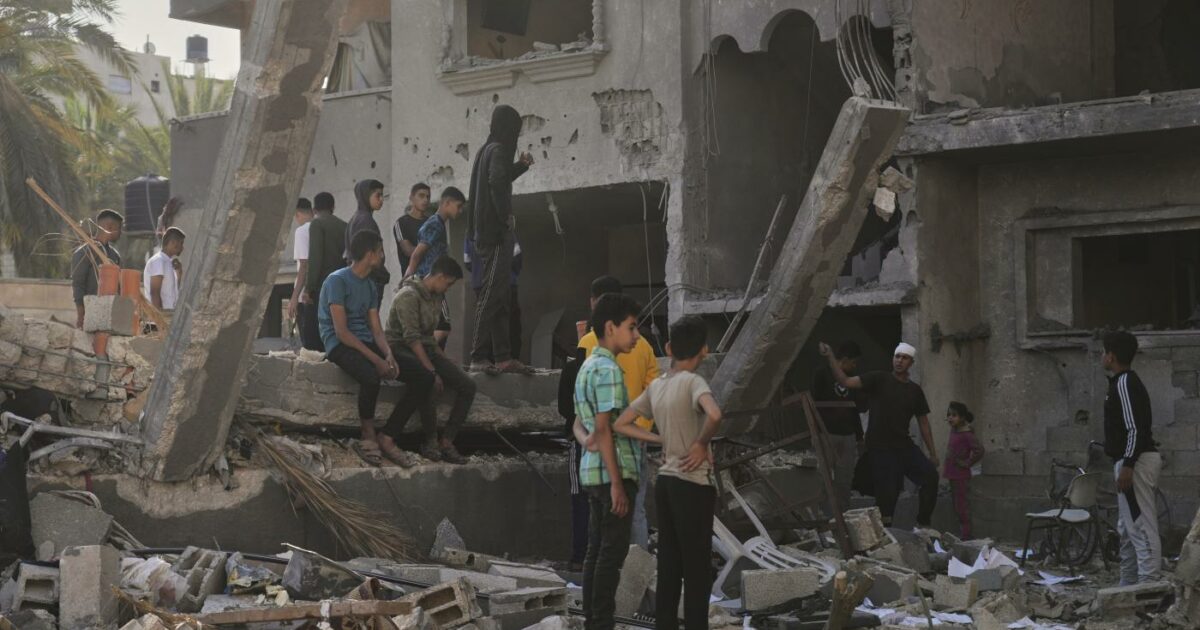 Gaza, nuovi raid di Israele: decine di morti e feriti. Il vice di Abu Mazen: “Lavoriamo per incontrare Papa ...
