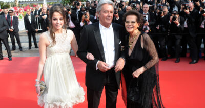 Copertina di Spunta un secondo testamento segreto di Alain Delon: lascia tutto alla figlia Anouchka, il colpo di scena nella faida tra gli eredi