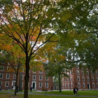 Copertina di La Casa Bianca vieta a Harvard di ammettere studenti stranieri. Chi è già iscritto rischia di perdere il visto