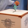 Copertina di Referendum cittadinanza, il sondaggio: il 51% degli intervistati è a favore. Ma in 3 su 5 non conoscono la legge attuale