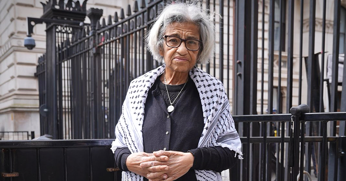 davanti a downing street con 49 chili di tenacia laila soueif in sciopero della fame per il figlio detenuto al cairo