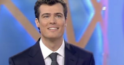 Copertina di Giornalista Mediaset si spaccia per giornalista Rai al Salone del Libro. Scoppia il caso: “Lo ha fatto per ottenere interviste”