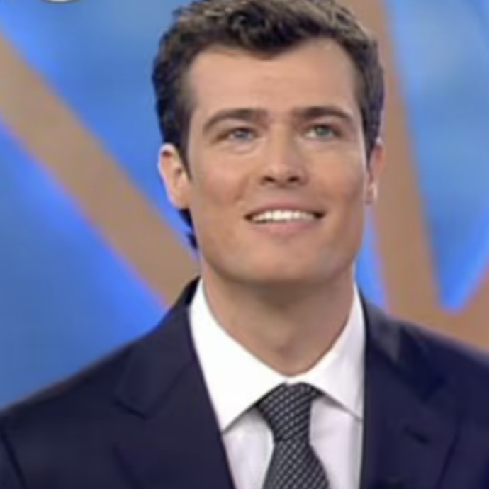 Giornalista Mediaset si spaccia per giornalista Rai al Salone del Libro. Scoppia il caso: “Lo ha fatto per ottenere interviste”