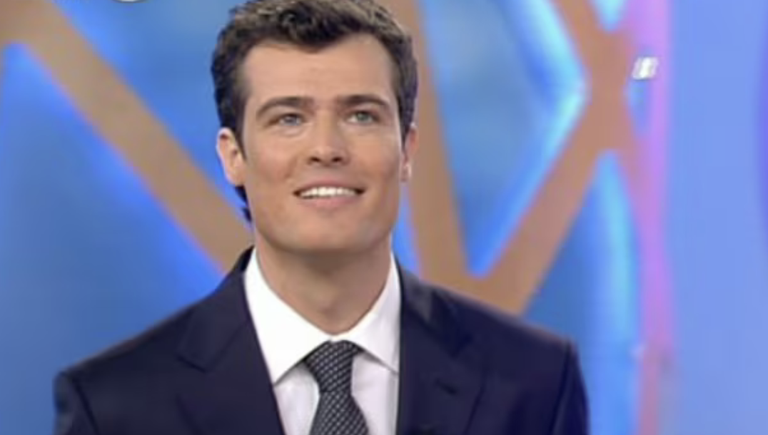 Giornalista Mediaset si spaccia per giornalista Rai al Salone del Libro. Scoppia il caso: “Lo ha fatto per ottenere interviste”