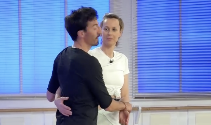 “Io ballo come un orso? Guarda che ti denuncio per body shaming”: botta e risposta tra Federica Pellegrini e Samuel Peron a “Sognando Ballando con le stelle”