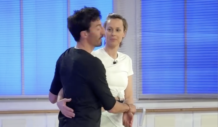 io ballo come un orso guarda che ti denuncio per body shaming botta e risposta tra federica pellegrini e samuel peron a sognando ballando con le stelle