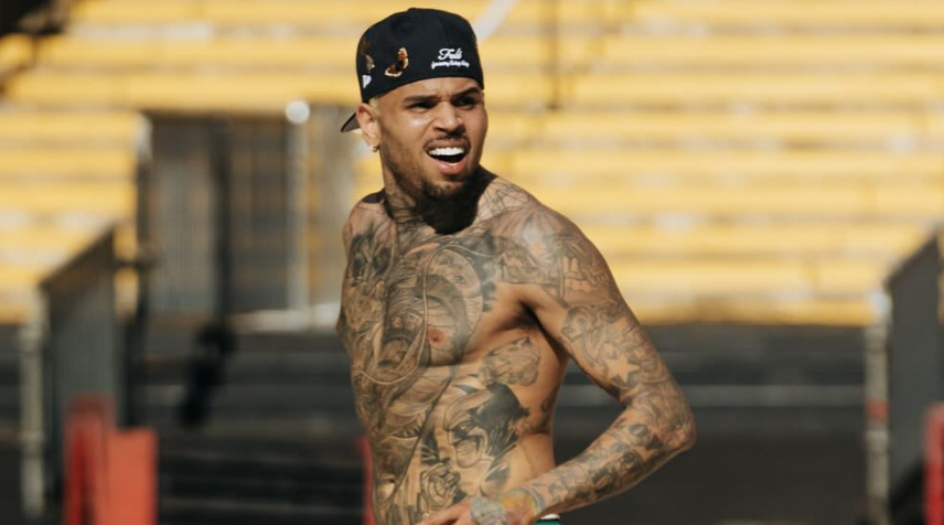 “Dalla gabbia al palco!”: Chris Brown rilasciato su cauzione a 5.8 milioni di euro. Il tour mondiale è salvo “Dalla gabbia al palco!”: Chris Brown rilasciato su cauzione a 5.8 milioni di euro. Il tour mondiale è salvo