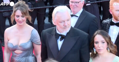 Copertina di Assange sul red carpet del festival di Cannes: il particolare messaggio indossato dalla moglie Stella – Video