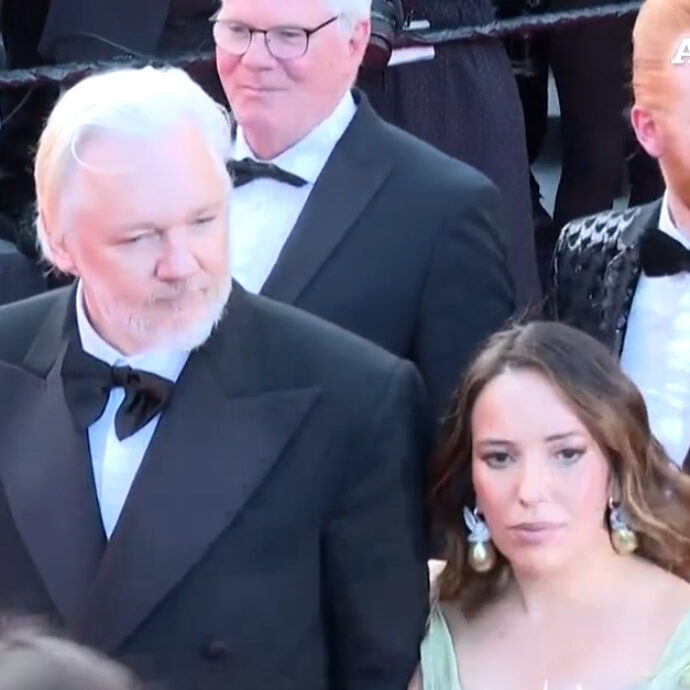 Assange sul red carpet del festival di Cannes: il particolare messaggio indossato dalla moglie Stella – Video