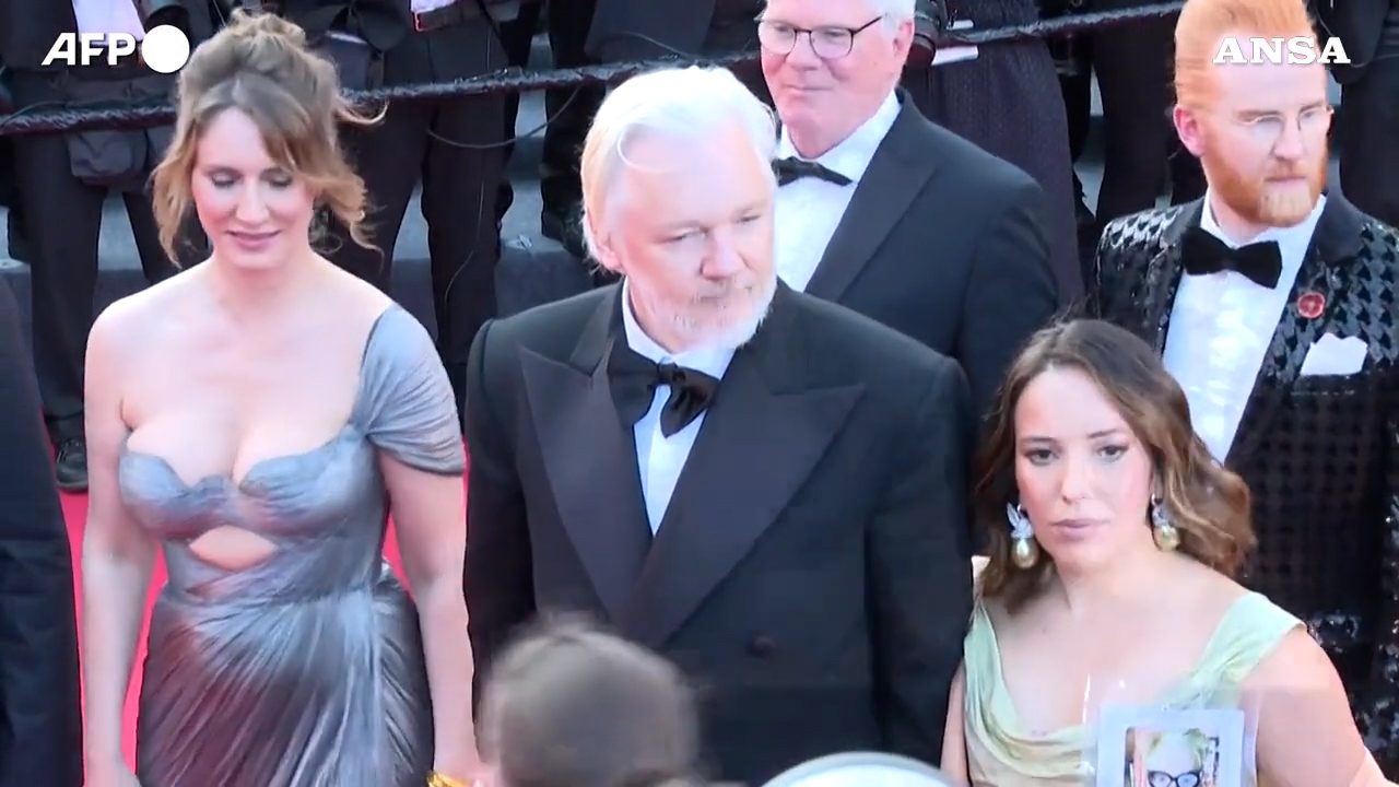 Assange sul red carpet del festival di Cannes: il particolare messaggio indossato dalla moglie Stella – Video Assange sul red carpet del festival di Cannes: il particolare messaggio indossato dalla moglie Stella – Video