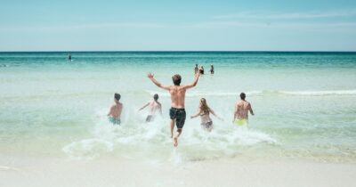 Copertina di Trend vacanze 2025: cresce sempre più la voglia dei family hotel per “far divertire i bambini”. I teenager cercano sport, socializzazione e spazi per non annoiarsi