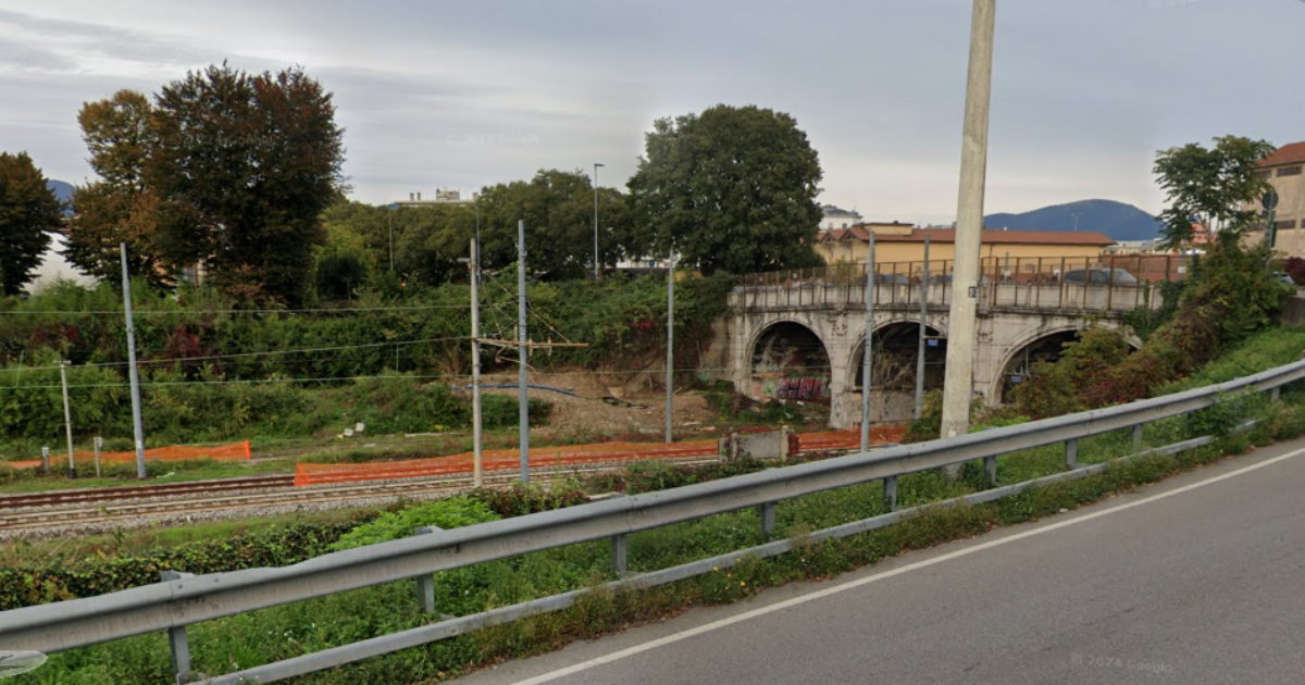 lanciavano dal cavalcavia bici carriole divani sui binari della ferrovia tre minorenni denunciati a modena