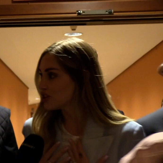 “Pace fatta col Codacons, non sono qui per ripulire la mia immagine”: Chiara Ferragni tesa con i giornalisti – Video