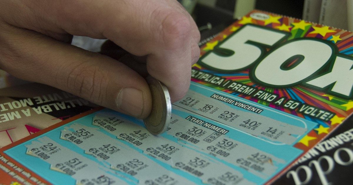 non ha battuto ciglio e non ha esultato mi sono spaventato vince un milione e mezzo di euro al gratta e vinci la reazione sorprende il tabaccaio