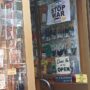 Copertina di “Israeliani sionisti non benvenuti”, il cartello in ebraico sulla vetrina di un negozio nel centro di Milano