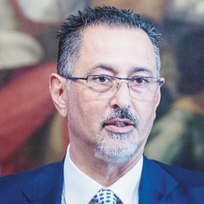 Copertina di Sua Altezza Pittella si compra il Suv della Bmw da 61 mila euro