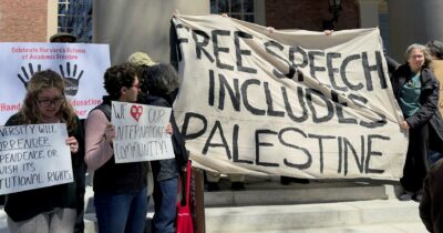 Copertina di Trump vieta Harvard agli stranieri