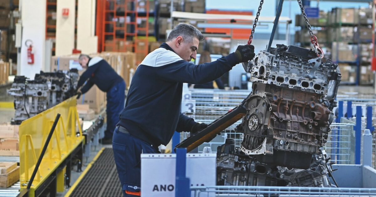stellantis crollo della produzione auto in italia 33 nel primo semestre 2025