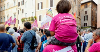 Copertina di “Figli nati da Pma, vanno riconosciute entrambe le madri”. La Consulta mette fine al caos