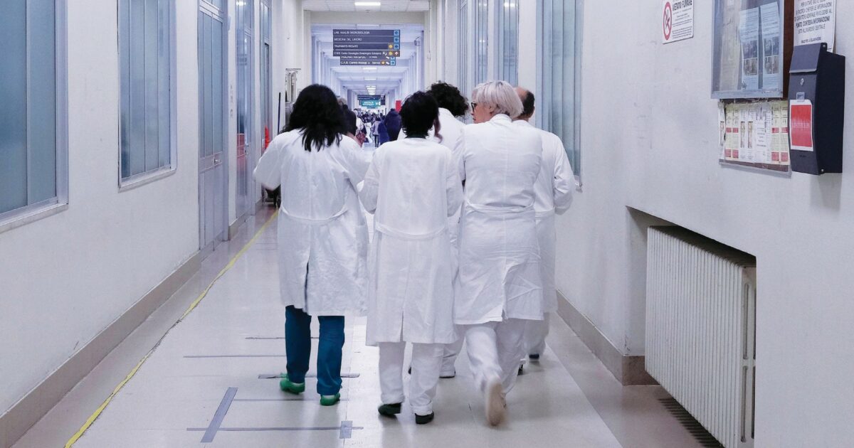 Firmata l’intesa sul rinnovo del contratto della sanità. Cgil e Uil contrarie: “Svilente”. Nursing Up cambia idea e dice sì Firmata l’intesa sul rinnovo del contratto della sanità. Cgil e Uil contrarie: “Svilente”. Nursing Up cambia idea e dice sì