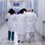 Copertina di Firmata l’intesa sul rinnovo del contratto della sanità. Cgil e Uil contrarie: “Svilente”. Nursing Up cambia idea e dice sì