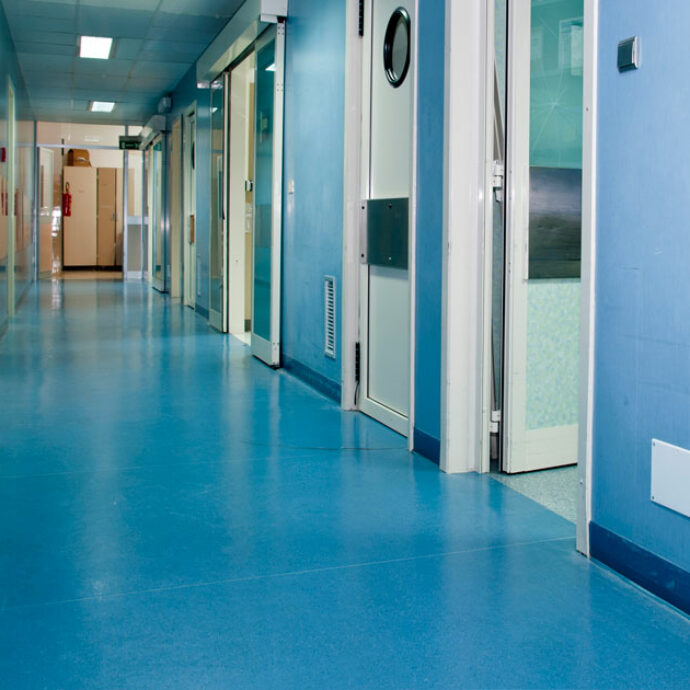“È una minaccia per l’umanità, si sta diffondendo negli ospedali ed è resistente ai farmaci”: scatta l’allarme per il fungo mortale. Ecco chi rischia di più e come si contrae