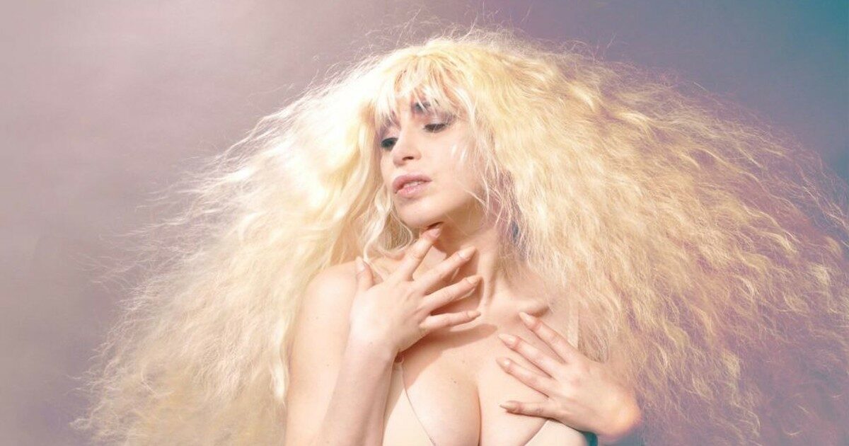 “Non riuscivo ad alzarmi dal letto, mi sentivo come in un incantesimo. La depressione è candeggina sul cuore: toglie tutti i colori”: Romina Falconi racconta “Rottincuore”