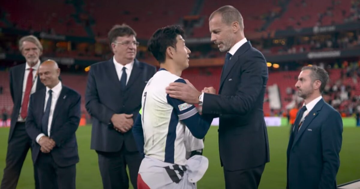 Figuraccia Uefa: ha fatto male i calcoli, tre giocatori del Tottenham restano senza medaglia. Ceferin imbarazzato, li abbraccia Figuraccia Uefa: ha fatto male i calcoli, tre giocatori del Tottenham restano senza medaglia. Ceferin imbarazzato, li abbraccia