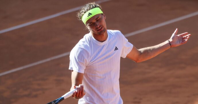 Il teatrino di Zverev ad Amburgo: definisce “stupido” il calendario, poi va in campo, perde e dice di aver vomitato 37 volte