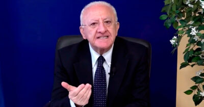 Copertina di L’ira di De Luca: “Nel Pd per fare carriera bisogna essere imbecilli. E in FdI c’è chi li affianca”