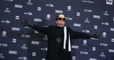 Copertina di “Cristiano Malgioglio si sposa a novembre, Alessandra Celentano sarà la testimone”: l’indiscrezione a sorpresa. Chi è lo sposo?