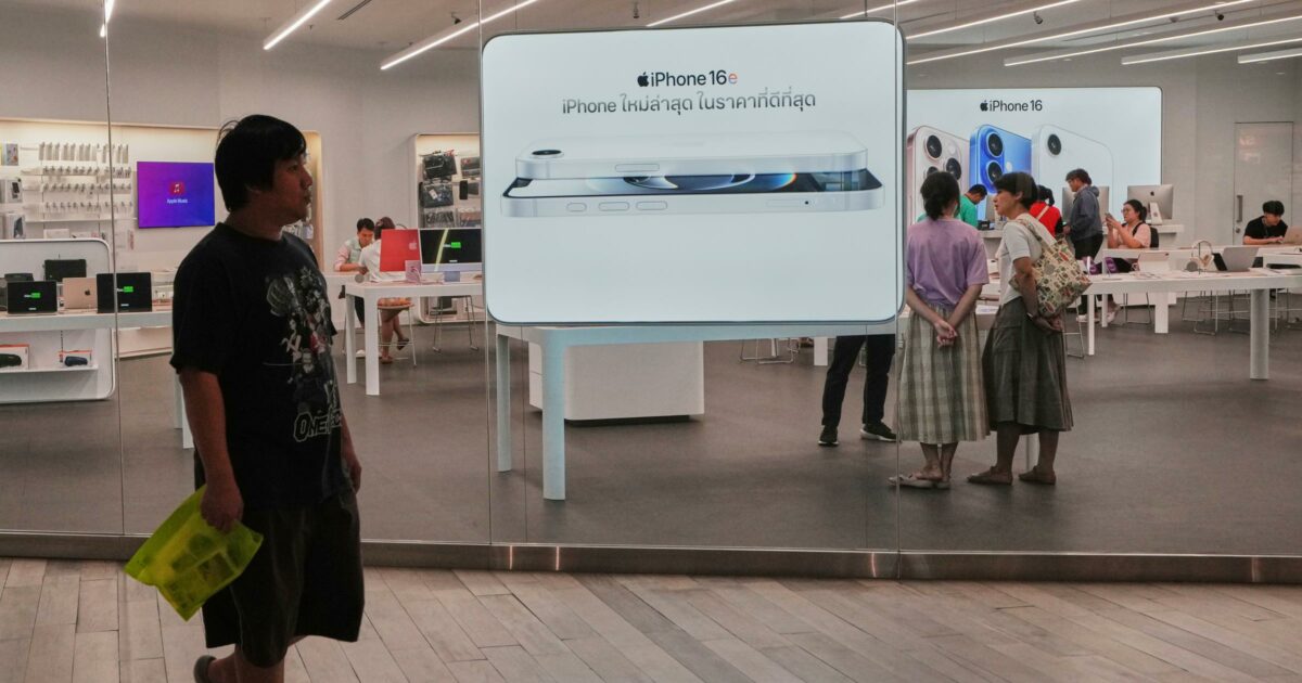 Trump minaccia Apple, imposta del 25% se gli iPhone vengono prodotti fuori dagli Usa Trump minaccia Apple, imposta del 25% se gli iPhone vengono prodotti fuori dagli Usa