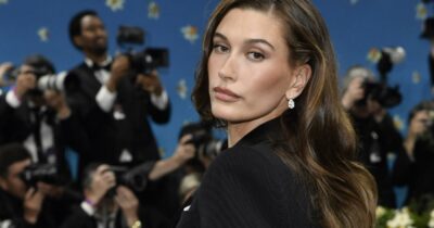 Copertina di “Partorire è stata la cosa più difficile che abbia mai fatto, ho avuto un’emorragia. Sanguinavo davvero tanto, è stato spaventoso”. Il racconto di Hailey Bieber