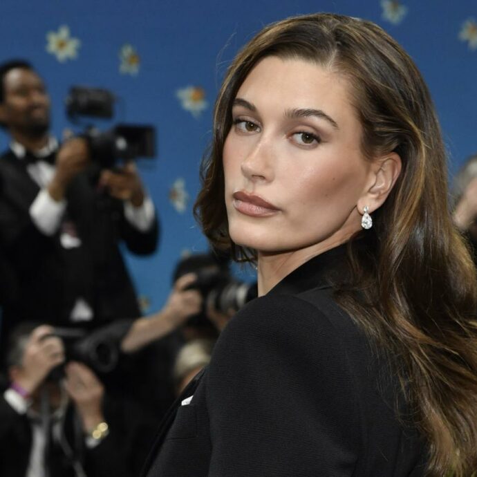 “Partorire è stata la cosa più difficile che abbia mai fatto, ho avuto un’emorragia. Sanguinavo davvero tanto, è stato spaventoso”. Il racconto di Hailey Bieber