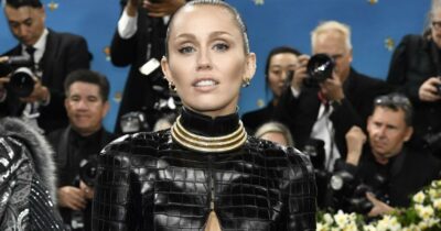 Copertina di “Ho avuto un’edema di Reinke. Dopo ogni concerto stavo sveglia a bere e fumare, ora la sobrietà è il mio Dio”: le confessioni di Miley Cyrus