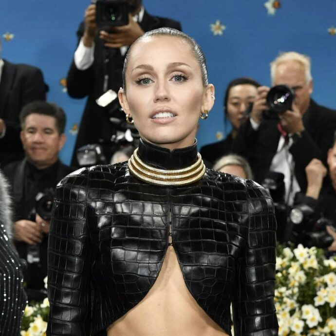 “Ho avuto un’edema di Reinke. Dopo ogni concerto stavo sveglia a bere e fumare, ora la sobrietà è il mio Dio”: le confessioni di Miley Cyrus