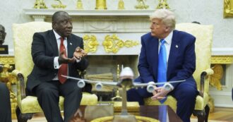 Trump mostra al leader del Sudafrica un video con migliaia di croci: “Sono tombe di bianchi uccisi”. Ma è un fake