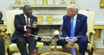 Copertina di Trump mostra al leader del Sudafrica un video con migliaia di croci: “Sono tombe di bianchi uccisi”. Ma è un fake