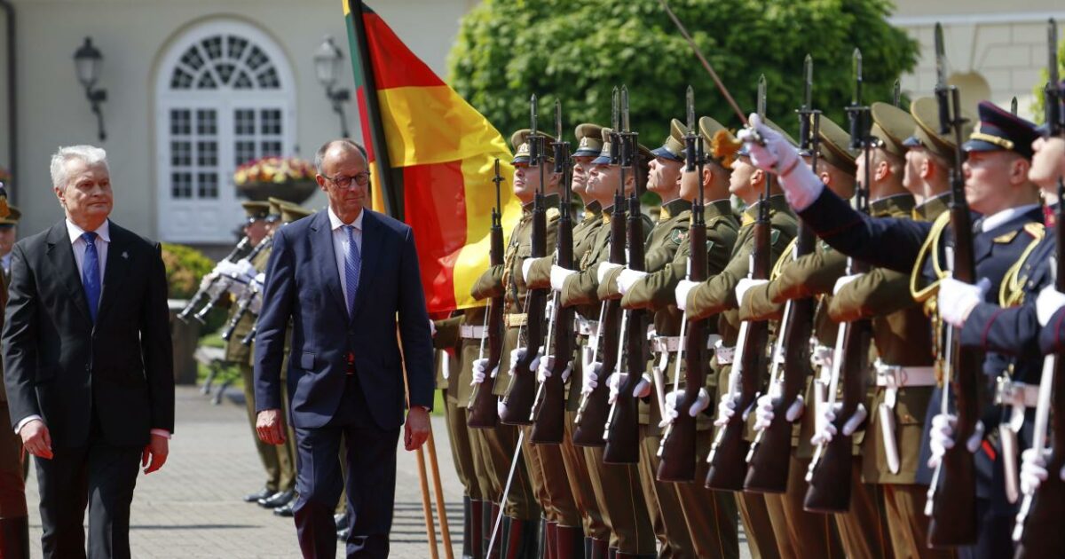 l esercito tedesco in lituania è la prima volta dal dopoguerra merz la russia una minaccia per tutti ci proteggiamo