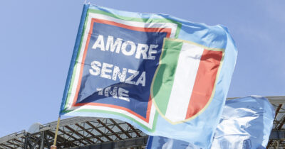 Copertina di Napoli-Cagliari, una città in festa per lo scudetto: 2,3 milioni di tifosi davanti ai maxischermi