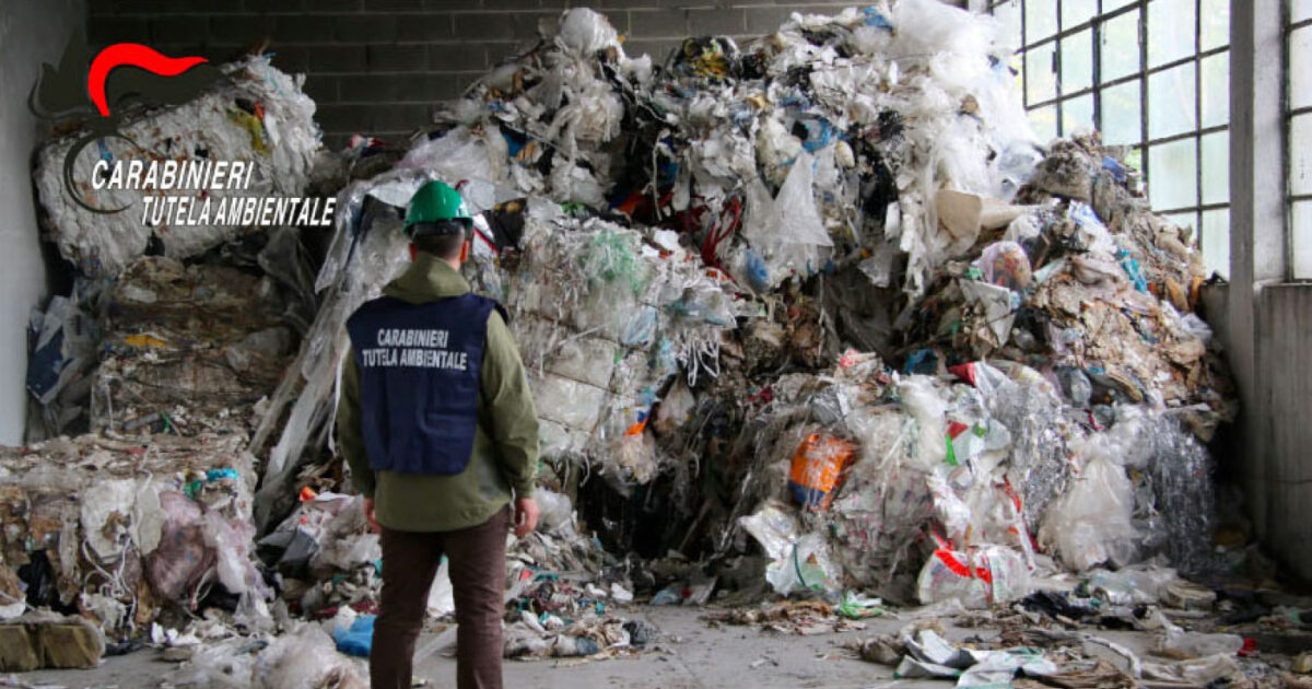 Pistoia, sequestrata una maxi discarica abusiva: “Roghi di rifiuti altamente nocivi, situazione fuori controllo” Pistoia, sequestrata una maxi discarica abusiva: “Roghi di rifiuti altamente nocivi, situazione fuori controllo”