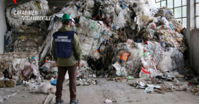 Copertina di Pistoia, sequestrata una maxi-discarica abusiva: “Roghi di rifiuti altamente nocivi, situazione fuori controllo”