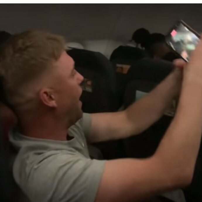 “Un aereo pieno di animali. Bevevano una bottiglia d’alcol dopo l’altra, prendevano pillole e si picchiavano”: caos sul volo Easyjet Londra-Ibiza