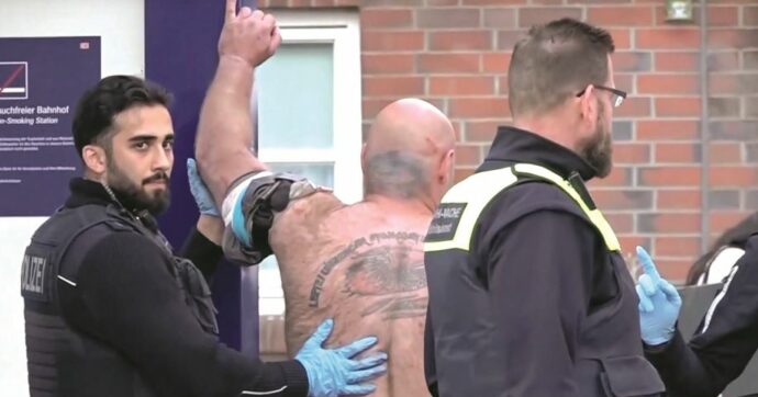 Donna accoltella passanti alla stazione di Amburgo: 17 feriti, 4 in pericolo di vita