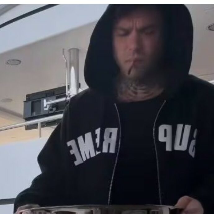 Perché Fedez immerge il viso nel ghiaccio tutte le mattine? Ecco cos’è lo skin icing e a cosa serve